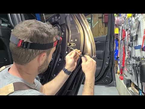 Jeep Grand Cherokee WK2 (2011-2021) rear door latch removal.
