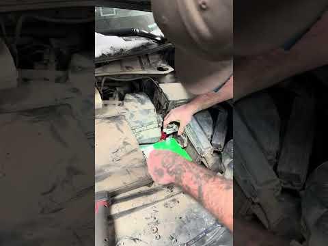 How to Replace the 12V Battery on a 2016 Nissan Murano (Step-by-Step Guide)