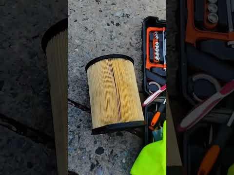 FORD FOCUS 2014-2018 ENGINE AIR FILTER REPLACEMENT