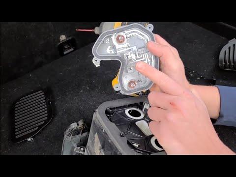 Jeep Renegade rear turn signal, brake, taillight, & reverse light bulb replacement / how to, diy