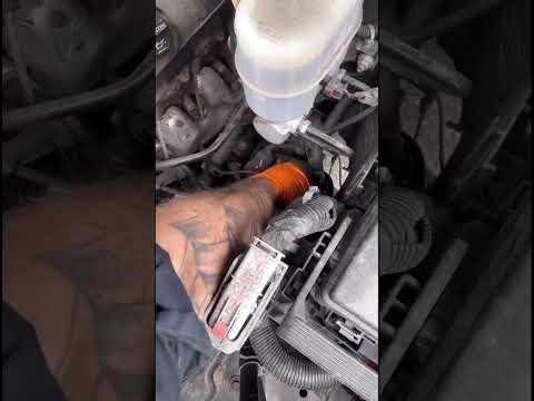 🛠️Front strut removal and installation gmc sierra 1500 #mechanic #automechanic #carmaintenance #diy